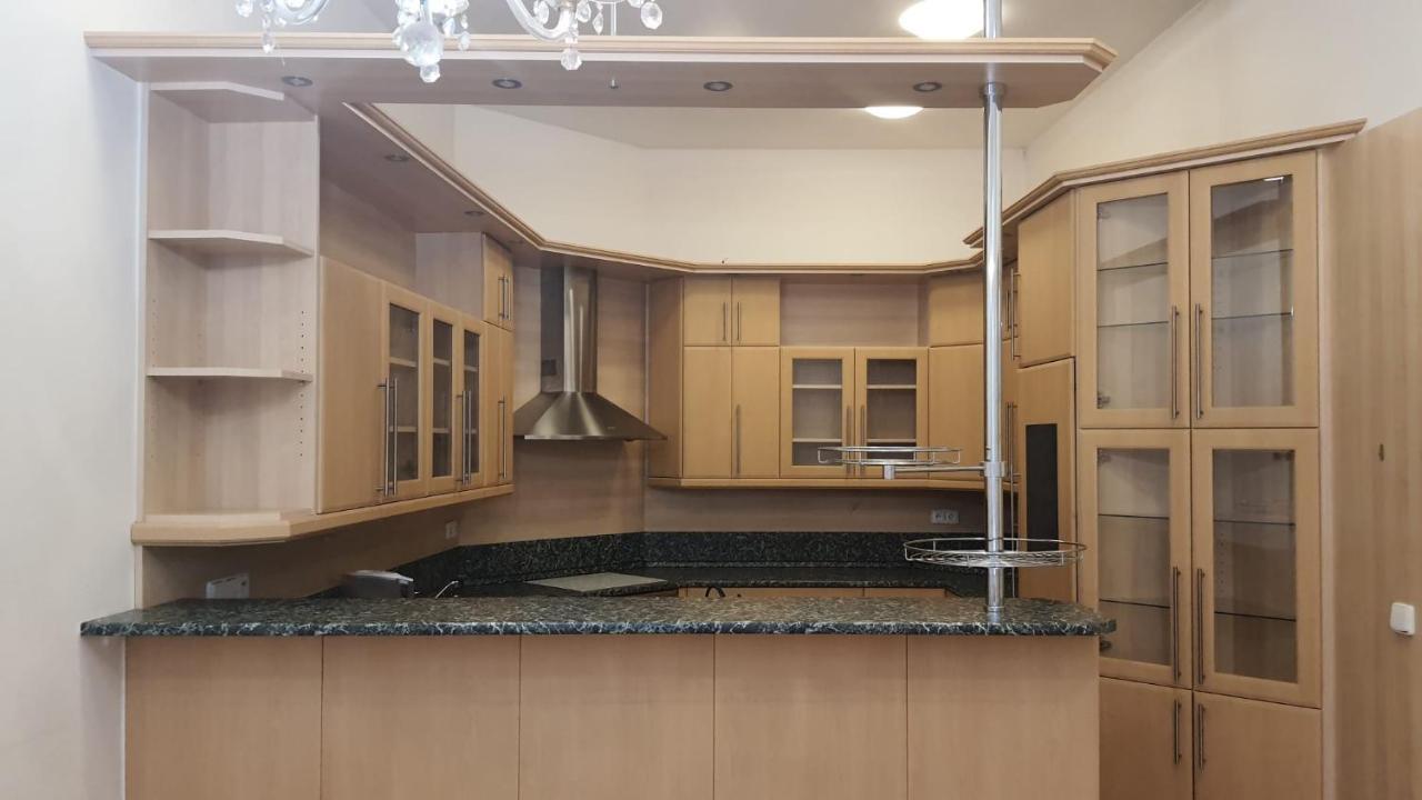 Private In Shared Luxurious Palace Like With 2 Bathrooms Including Whirlpool And Virtual Reality