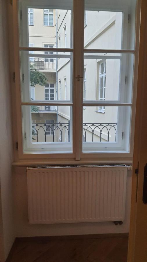 Private In Shared Luxurious Palace Like With 2 Bathrooms Including Whirlpool And Virtual Reality Gasthof *