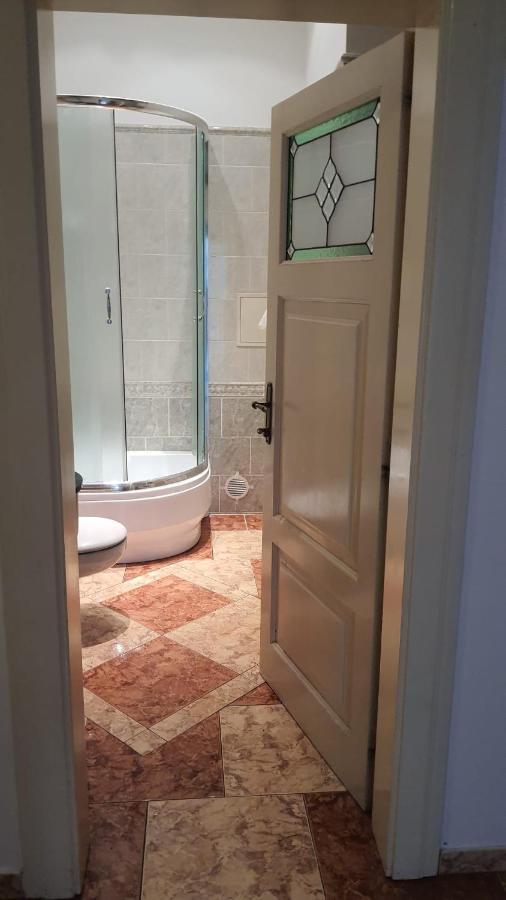 Gasthof Private In Shared Luxurious Palace Like With 2 Bathrooms Including Whirlpool And Virtual Reality *