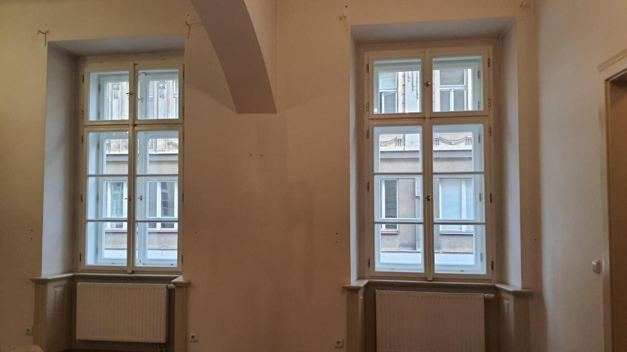 Gasthof Private In Shared Luxurious Palace Like With 2 Bathrooms Including Whirlpool And Virtual Reality Prag