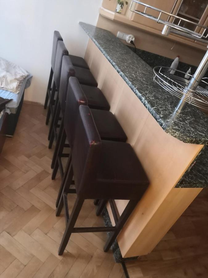 Gasthof Private In Shared Luxurious Palace Like With 2 Bathrooms Including Whirlpool And Virtual Reality *