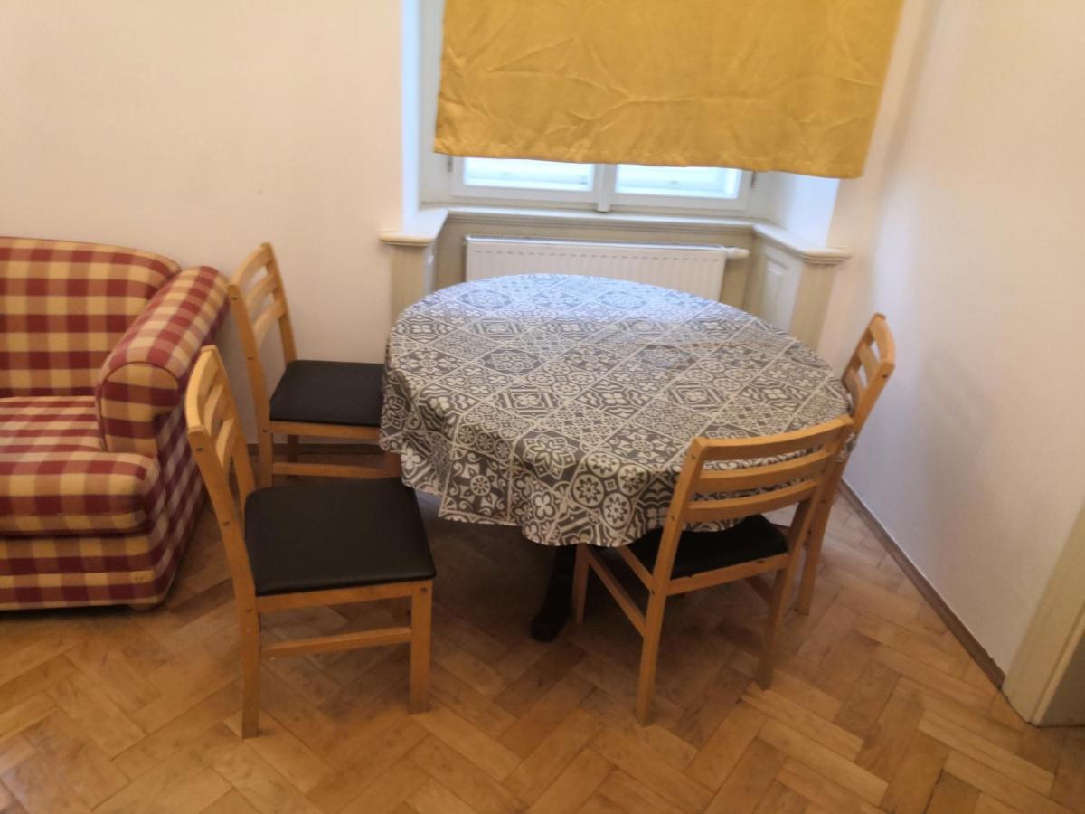 Private In Shared Luxurious Palace Like With 2 Bathrooms Including Whirlpool And Virtual Reality Gasthof Prag