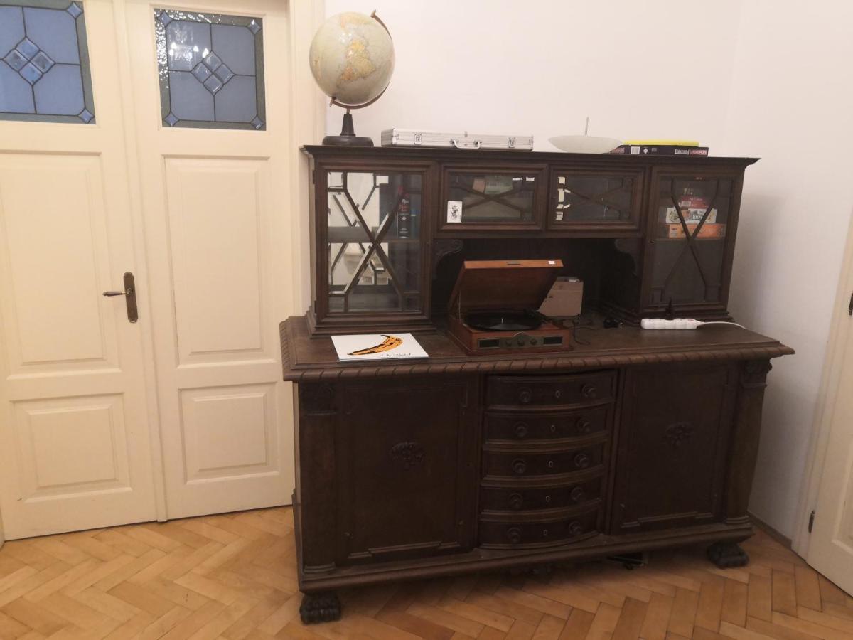 Private In Shared Luxurious Palace Like With 2 Bathrooms Including Whirlpool And Virtual Reality Gasthof