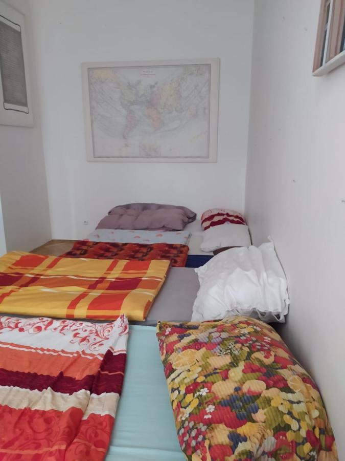 Private In Shared Luxurious Palace Like With 2 Bathrooms Including Whirlpool And Virtual Reality Gasthof