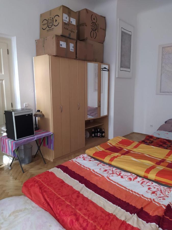 Gasthof Private In Shared Luxurious Palace Like With 2 Bathrooms Including Whirlpool And Virtual Reality *
