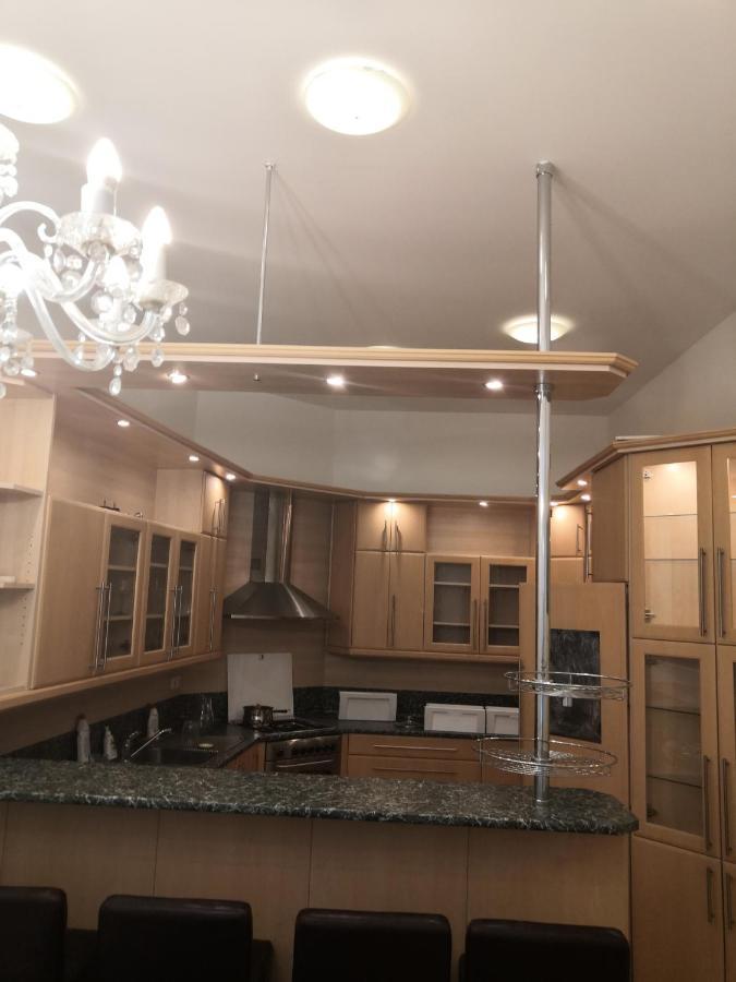 Private In Shared Luxurious Palace Like With 2 Bathrooms Including Whirlpool And Virtual Reality Praha